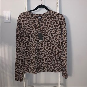 Monrow cheetah sweatshirt. Soft and comfy! Great with a pair of jeans!